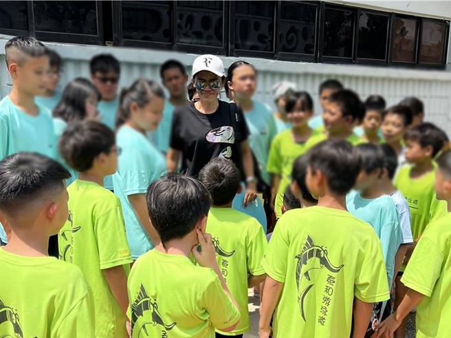 彰化市泰和国小游泳队9月19日及20日在彰化县县长杯游泳锦标赛中，于国小男生中、高年级组拿下22金、5银、5铜，然风光夺牌隔天，即爆出带队的3名教练及12位金牌学生大出走的震撼消息。（资料照片／孙英哲彰化传真）