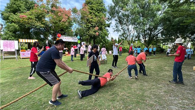 「2024拔河嘉年华Party」拔河邀请赛，24日在台中后里沙发后花园热血登场，邀集全国16家身心障碍机构、122位心智障碍者及工作人员参赛，今年并与日本团体交流，大家使出洪荒之力、吼声响亮，展现力与美及欢乐。（信望爱智能发展中心提供／张妍溱台中传真）