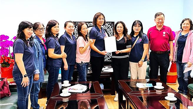 中華民國學校護理人員協進會台東縣分會會長羅惠君（右五）遞交陳情書予台東縣議長吳秀華（右四）。（蕭嘉蕙攝）