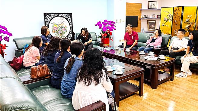 中華民國學校護理人員協進會爭取專業加給「同級同薪」，台東縣分會拜會台東縣議會尋求府會支持。（蕭嘉蕙攝）