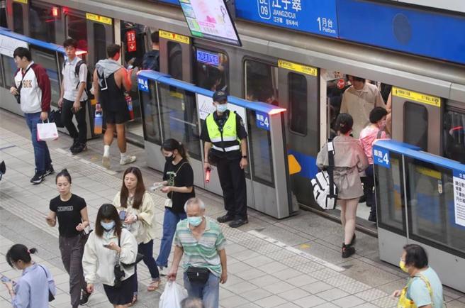 台北捷运的整洁程度扬名国际，不过有议员发现，由于部分站点位在邻近闹区转运点，导致屡屡有醉汉不慎吐在捷运站以及车厢内。(本报资料照片)