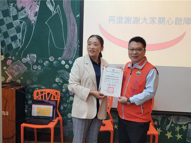 啟聰學校校長趙麗華(左)頒發感謝狀給國際獅子會300A-2區護聾助啞委員會主席王志成(右)。(林郁平攝)