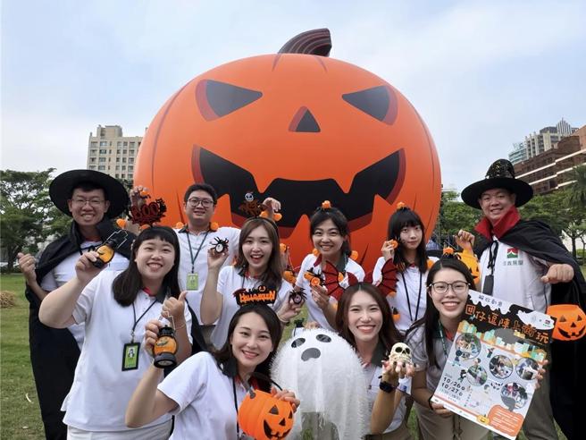 信義房屋攜手特公盟，參與今年高雄萬聖節活動，邀請大朋友帶小朋友一起「佔領街道」玩自造遊戲，享受「不給糖，就搗蛋」的樂趣。圖／信義房屋提供