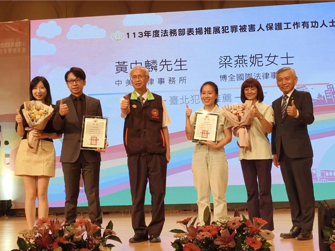 财团法人犯罪被害人保护协会董事长张斗辉颁奖表扬国民法官案件律师团队黄中麟、梁燕妮律师。（廖素慧摄）。