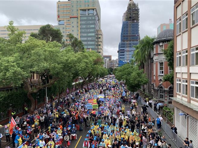 國民黨集結近2000位農民、原住民與民眾，召開「反獨裁、爭公道、挺原民、顧農民、保醫護」力挺活動。（張薷攝）