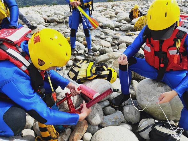 警消人员先渡过湍急溪流，将急流救生衣给受困者穿上再拉上岸，幸男子仅擦挫伤，送医治疗，结束一场虚惊。（台中市消防局提供／张妍溱台中传真）