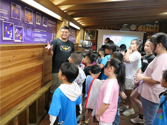 云林县水林乡黄金蝙蝠生态馆24日举办「亚太蝙蝠文化展」，希望让民眾更了解蝙蝠文化、生态，摆脱近年蝙蝠因新冠肺炎疫情产生的负面形象。（张朝欣摄）