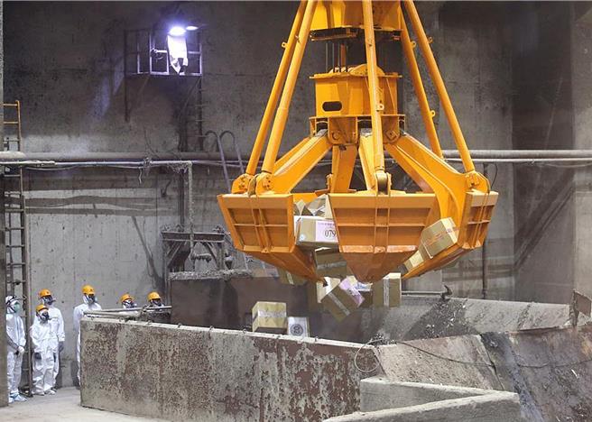 针对环境部要求台北市多帮外县市烧垃圾一事，台北市政府24日回应，辖内三座焚化厂均已老旧，余裕处理量能有限，且需因应陆续岁修或整改建，环保局基于地方执行机关，仍须以妥善处理辖内家户垃圾为优先。图为木栅焚化厂。（本报资料照片）