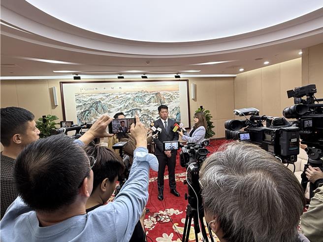 澎縣議會參訪團一行人，24日在北京拜會大陸國台辦，圖為議長陳毓仁接受當地媒體訪問。（澎湖縣議會提供／許逸民澎湖傳真）