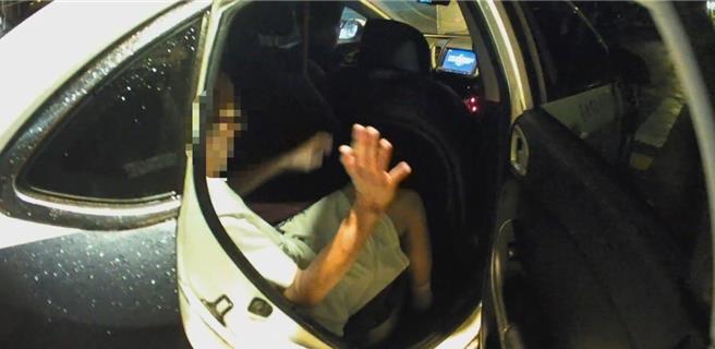 警方以警车护送王姓老翁返家。（翻摄照片／林郁平台北传真）