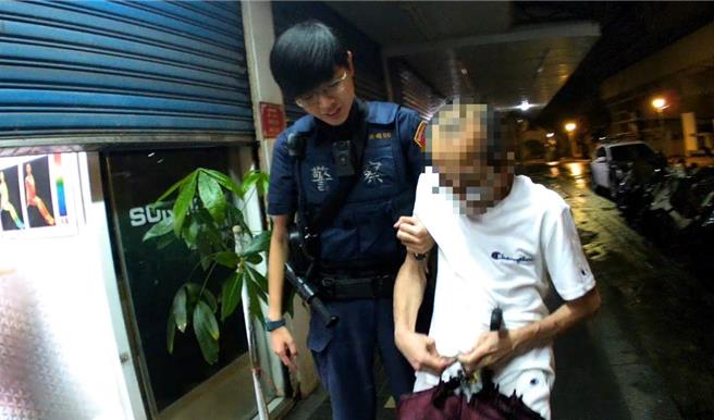 因王姓老翁双腿无力，在员警搀扶下顺利返家。（翻摄照片／林郁平台北传真）