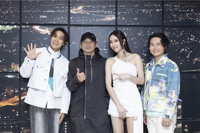 告五人日前在伦敦开唱，师兄石头（左2）惊喜探班。（相信音乐提供）