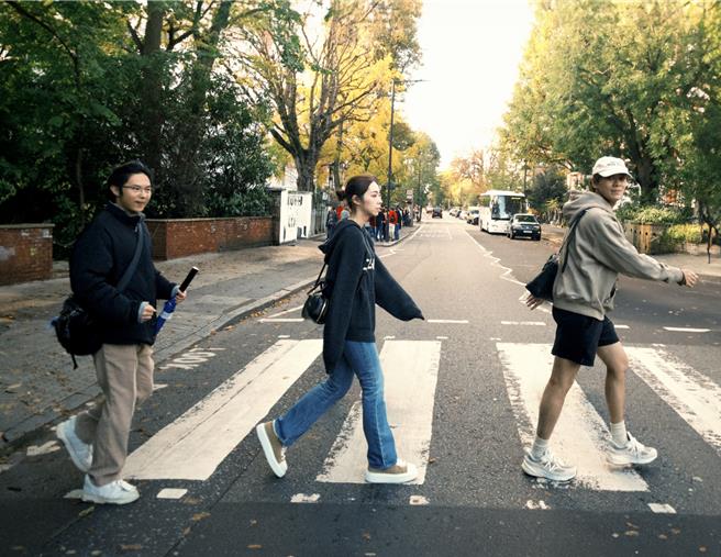 告五人日前在伦敦开唱。（相信音乐提供）