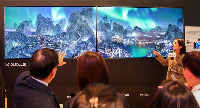 財團法人昇恒昌基金會與桃園市政府文化局合作，展出來自桃園科技藝術節的展品《極夜霓虹》，由藝術家楊泳梁製作。該作品以獨特的科技藝術語言描繪城市與自然的交織，吸引了眾多旅客駐足觀賞。（陳麒全攝）