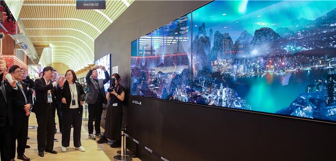 財團法人昇恒昌基金會與桃園市政府文化局合作，展出來自桃園科技藝術節的展品《極夜霓虹》，由藝術家楊泳梁製作。該作品以獨特的科技藝術語言描繪城市與自然的交織，吸引了眾多旅客駐足觀賞。（陳麒全攝）