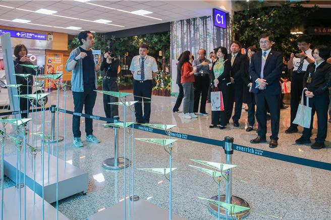 以2023年桃園國際機場入出境人數數據為基礎的互動藝術作品《微平衡》。該作品以展翅的翼和波動的海為意象，展現機場人流季節變化的速度感，從一月至三月的緩慢波動，逐漸加速至年末的繁忙高峰。這件作品不僅生動刻畫機場的繁忙景象，也讓旅客體會到國際交通樞紐的活力與流動性。（陳麒全攝）