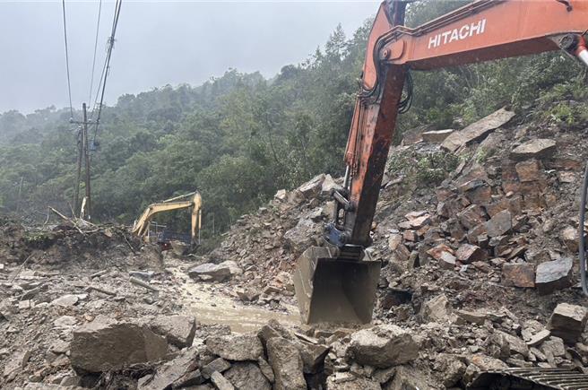 橫公路台7線85K至94K（百韜橋至牛鬥路段），今（24日）傍晚6時起，夜間實施預警性封閉道路，明日上午7時待現場邊坡穩定巡勘後開放通行。（公路局提供／吳佩蓉宜蘭傳真）