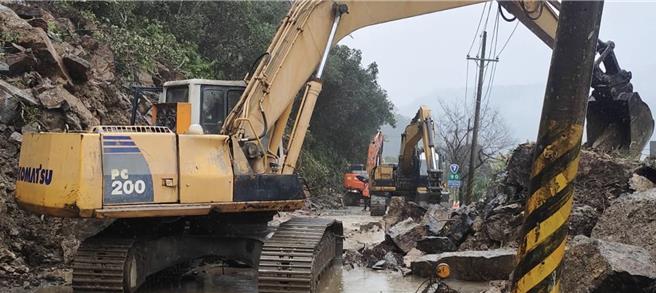 橫公路台7線85K至94K（百韜橋至牛鬥路段），今（24日）傍晚6時起，夜間實施預警性封閉道路，明日上午7時待現場邊坡穩定巡勘後開放通行。（公路局提供／吳佩蓉宜蘭傳真）