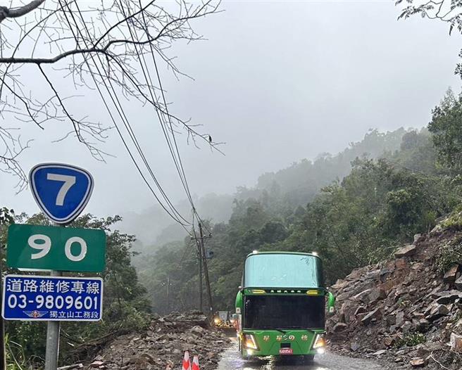 台7線90K英士路段今下午5時已搶通。（公路局提供／吳佩蓉宜蘭傳真）