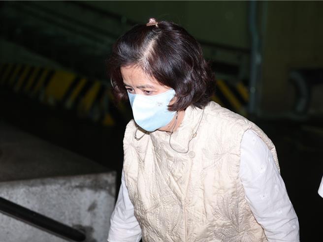 知名瓷砖公司「冠军建材」董事长林荣德与董娘王桂凤一家，以名下公司作为冠军「经销商」侵占下游厂商给的货款高达8亿元，被新北地检署指挥法务部调查局新北市调查处侦办，复讯后检方谕知林300万交保，但针对董娘王桂凤声请收押禁见，稍早新北院裁准。（杜宜谙摄）