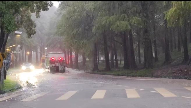 羅東運動公園圳邊路落羽松段淹水至半個輪胎高，提醒民眾不要經過。（民眾提供／吳佩蓉宜蘭傳真）