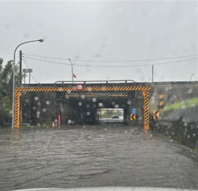宜蘭市蘭陽大橋下方南津路堤防與涵洞淹水嚴重，車輛無法通行，工務單位獲報後已設柵欄封閉道路。（民眾提供／吳佩蓉宜蘭傳真）