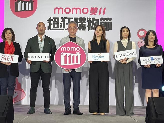 图左三为momo富邦媒总经理谷元宏。图／林淑惠