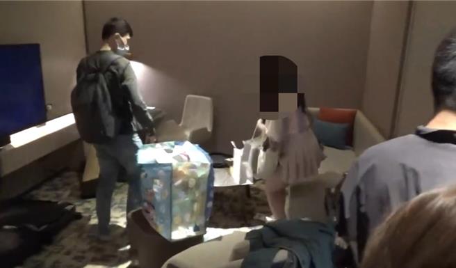 警方逮捕「全台最大黃牛」劉姓夫妻檔。（警方提供）