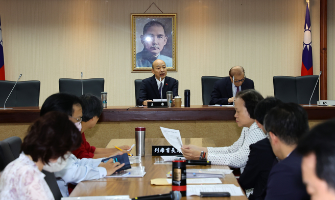 明年度中央政府总预算持续卡关，立法院长韩国瑜（后中）24日召集朝野党团协商。（刘宗龙摄）