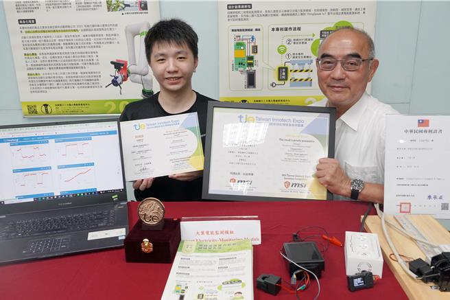 大葉大學資工系主任蔡渙良(右)與江廣正(左)開發的「無線交流電力監測模組及方法」榮獲銅牌獎、微星科技特別獎。（大葉大學提供／葉靜美彰化傳真）