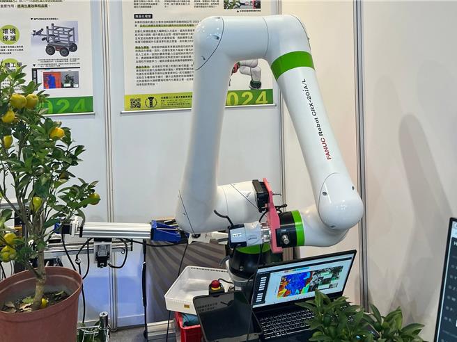 大葉大學電機系黃登淵教授與業者產學合作，開發「具智能辨識蔬果果實成熟度功能之採摘結構」榮獲銀牌。（大葉大學提供／葉靜美彰化傳真）