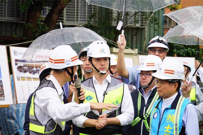 北市府发言人殷玮24日晚间受访时表示，北市风雨未达停班停课标准，明天正常上班上课。（台北市政府提供／丁上程台北传真）
