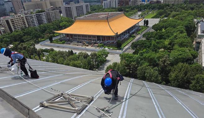 李四川8月在脸书贴出工程人员在大巨蛋「抓漏」的照片。（摘自李四川脸书）