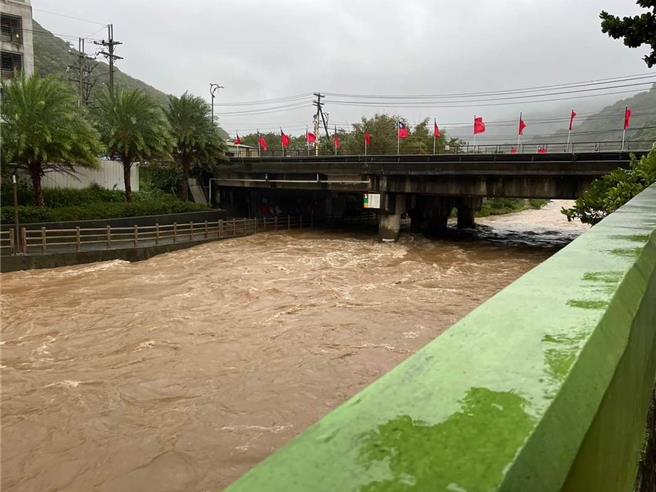 萬里瑪鋉溪步道49號橋有淹水情形。（翻攝自萬里區公所臉書）