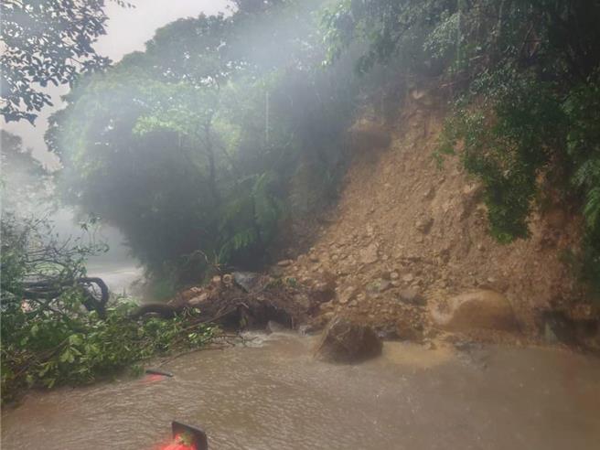 阳金公路11公里处道路坍方中段，下午5时许抢通。（翻摄自阳明山国家公园脸书）
