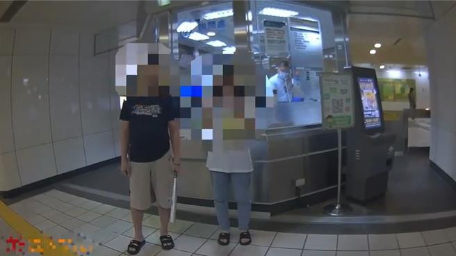 酒醉李男持鋁棒叫囂。（三重警分局提供）