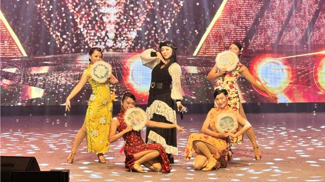 國防部「紀念古寧頭戰役75周年音樂會」今日下午在金門縣文化局演藝廳盛大登場，金曲歌后秀蘭瑪雅(中)攜手藝工隊帶來精彩演出嗨翻全場。(于家麒攝)