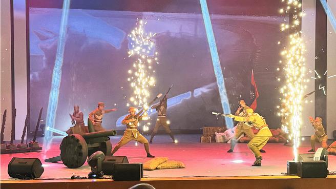 「紀念古寧頭戰役75周年音樂會」開場由國防部藝工隊穿著早期國軍的軍服，用音樂、舞蹈演繹出國軍建軍的歷史，並重現古寧頭戰役時的戰況。(于家麒攝)