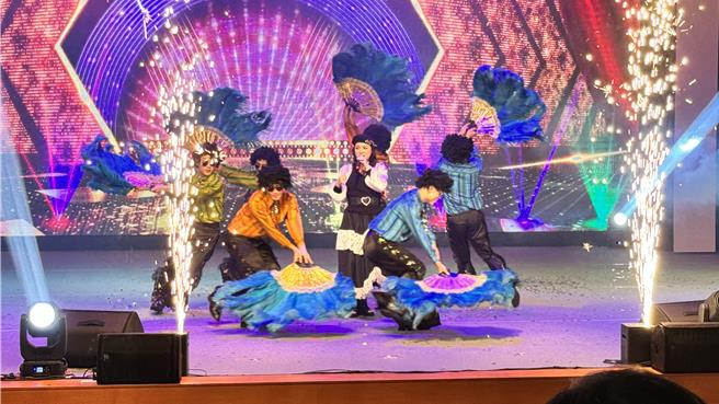 壓軸登場的金曲歌后秀蘭瑪雅(中)一現身就攜手藝工隊帶來《熱情的沙漠》嗨翻全場。(于家麒攝)