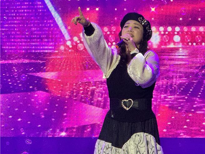 金曲歌后秀蘭瑪雅獻唱經典歌曲《甜蜜蜜》，令全場幾乎爆滿的軍民聽得如癡如醉。(于家麒攝)