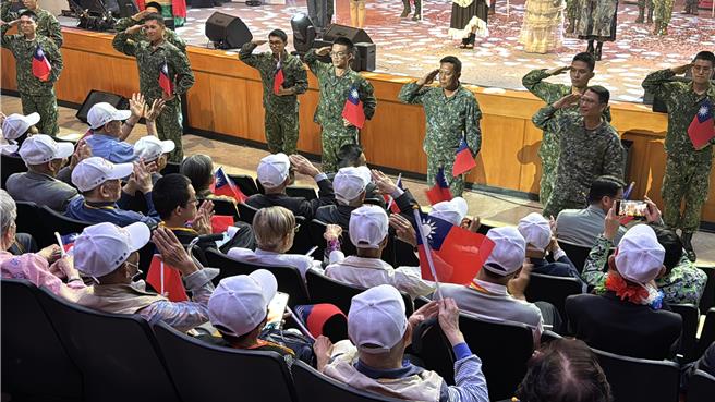 在音樂會最後，金防部指揮官李定中(後排右四)還親自帶領全場官兵獻唱「遍地桃李」，向所有古寧頭戰役參戰英雄們致敬。(于家麒攝)