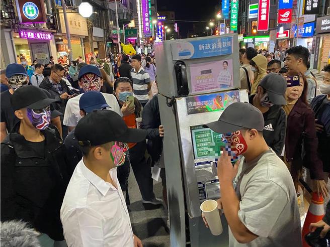 去年「新政治提款機」因在萬聖節遊行活動中諷刺高虹安，並在遊行時遭到大批臉譜黑衣人包圍，引發各界關注。（本報資料照）