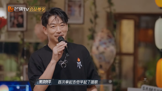 林志玲与AKIRA的3岁儿子因为「他」拿起吉他学唱歌。（图／YouTube 披荆斩棘的哥哥）