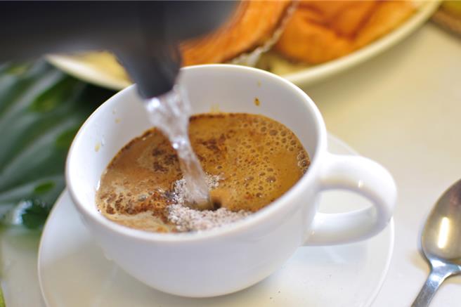 近日在上海发布的《全球咖啡产业发展趋势洞察报告》指出，2023年大陆咖啡年消费量达28万吨，咖啡门店以上海的9553家继续排名第一。（示意图：shutterstock／达志）