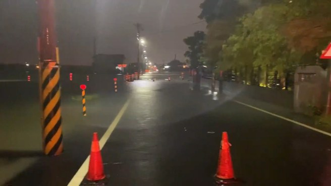 宜蘭五結鄉到處淹水，警方到場封路以免有人闖入。（翻攝畫面）