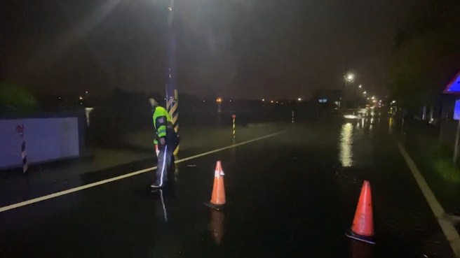 宜蘭五結鄉到處淹水，警方到場封路以免有人闖入。（翻攝畫面）