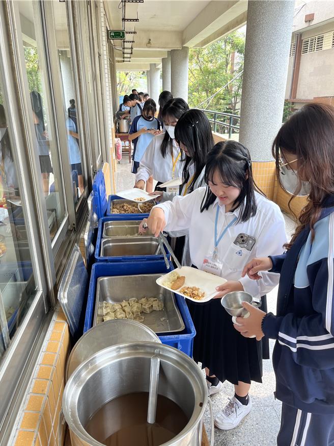 屏東縣東港高中日本姊妹校兵庫縣立浜坂高校23日來訪，校方為迎接72名師生絞盡腦汁，最後使出「美食計」迎貴賓。（東港高中提供／謝佳潾屏東傳真）