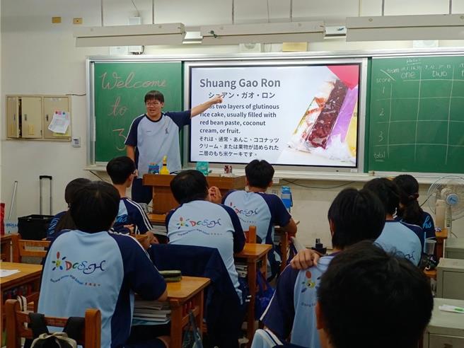 屏東縣東港高中日本姊妹校兵庫縣立浜坂高校23日來訪，校方為迎接72名師生絞盡腦汁，最後使出「美食計」迎貴賓。（東港高中提供／謝佳潾屏東傳真）