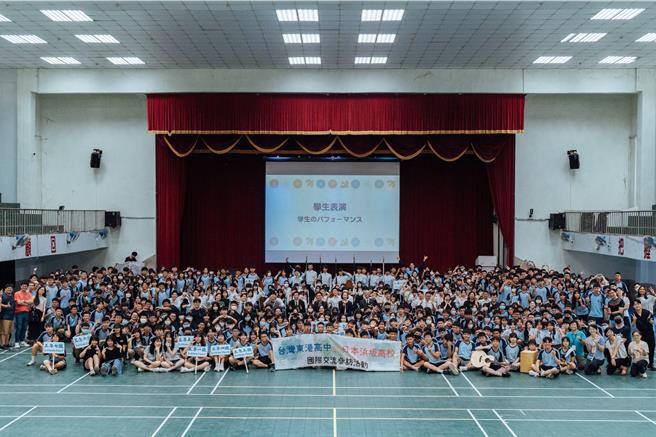 屏東縣東港高中日本姊妹校兵庫縣立浜坂高校23日來訪，校方為迎接72名師生絞盡腦汁，最後使出「美食計」迎貴賓。（東港高中提供／謝佳潾屏東傳真）