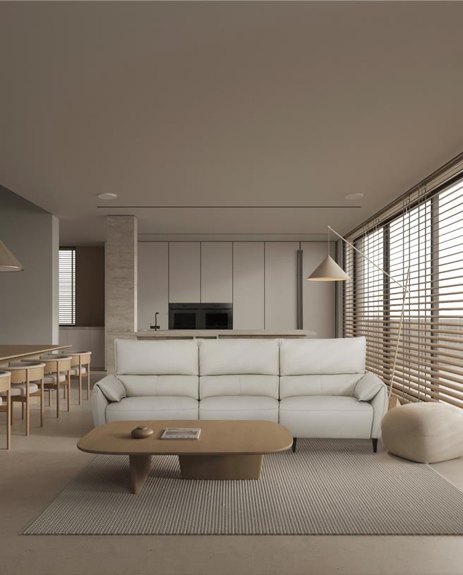 新光三越天母店ENZO全牛皮3人座沙发，特价8万4900元。（新光三越提供）